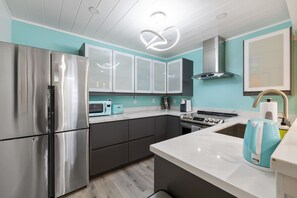 Fridge, microwave, oven, stovetop - Romantic & Modern Mid-Century Retreat – Close to SF, Napa, Sonoma (San Rafael)