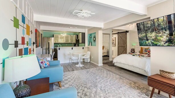 Ein modernes Interieur mit Wohnbereich, Küche und Schlafzimmer.