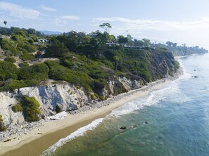 På stranden, solsenger og strandhåndklær