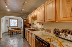 Fridge, microwave, oven, stovetop - 1 Particular Pine - Downtown - Fire pit - Hot tub - Game room / Foosball - 4 bd - 4 ba (McCall)