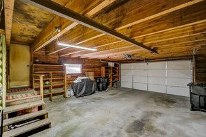 Interior - 1 Particular Pine - Downtown - Fire pit - Hot tub - Game room / Foosball - 4 bd - 4 ba (McCall)