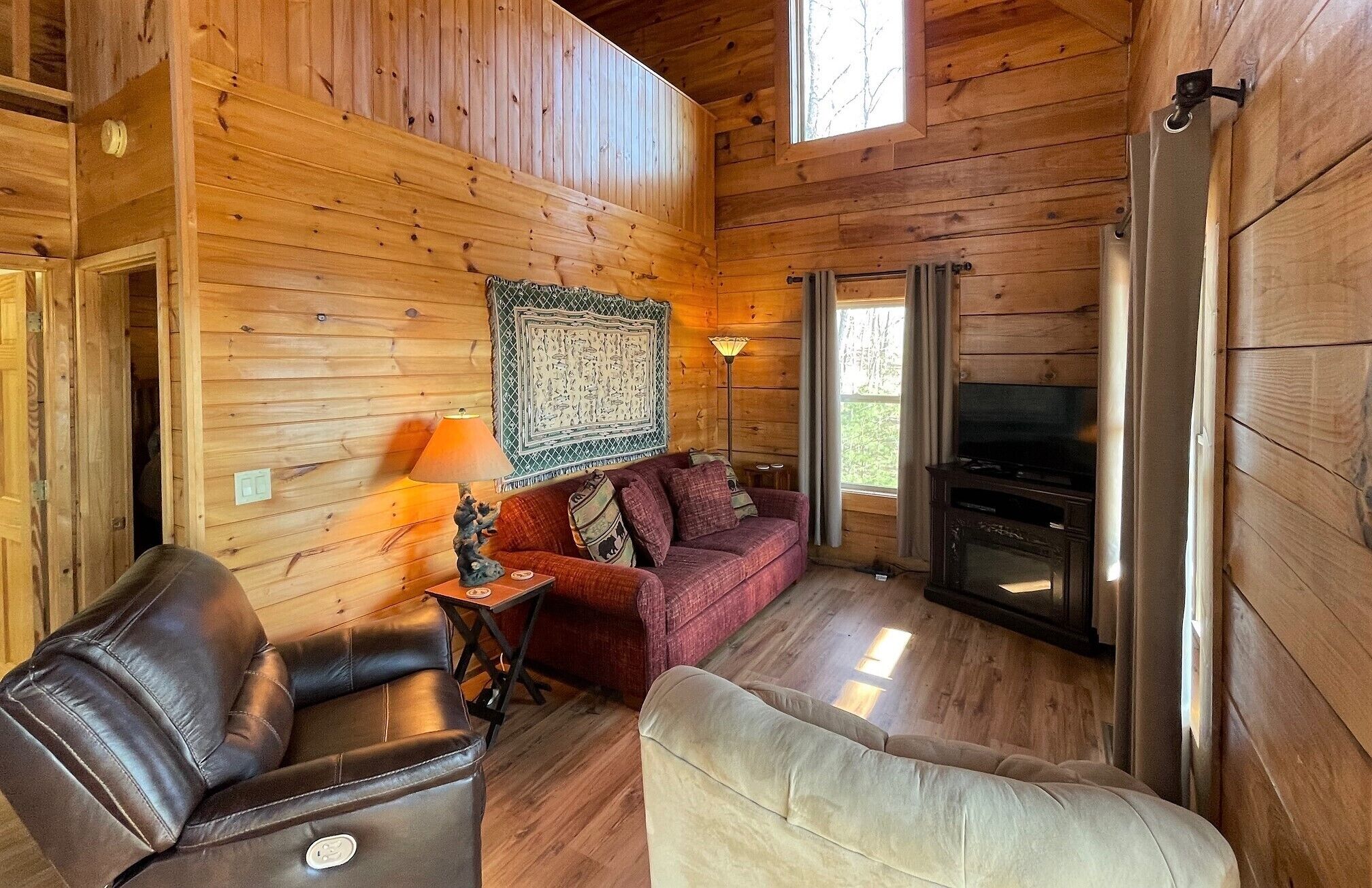 Hillside Hideaway - log cabin in the woods