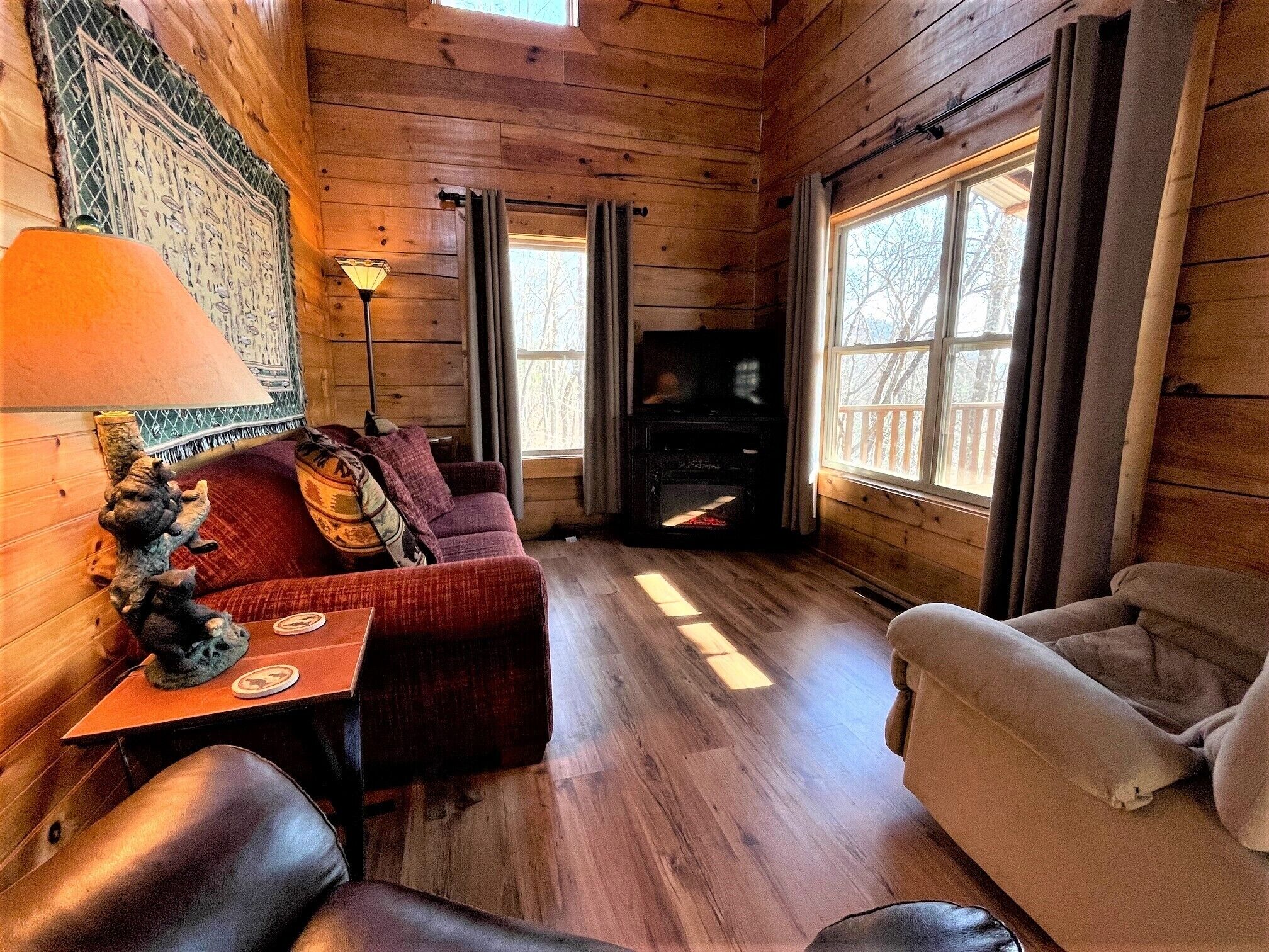 Hillside Hideaway - log cabin in the woods