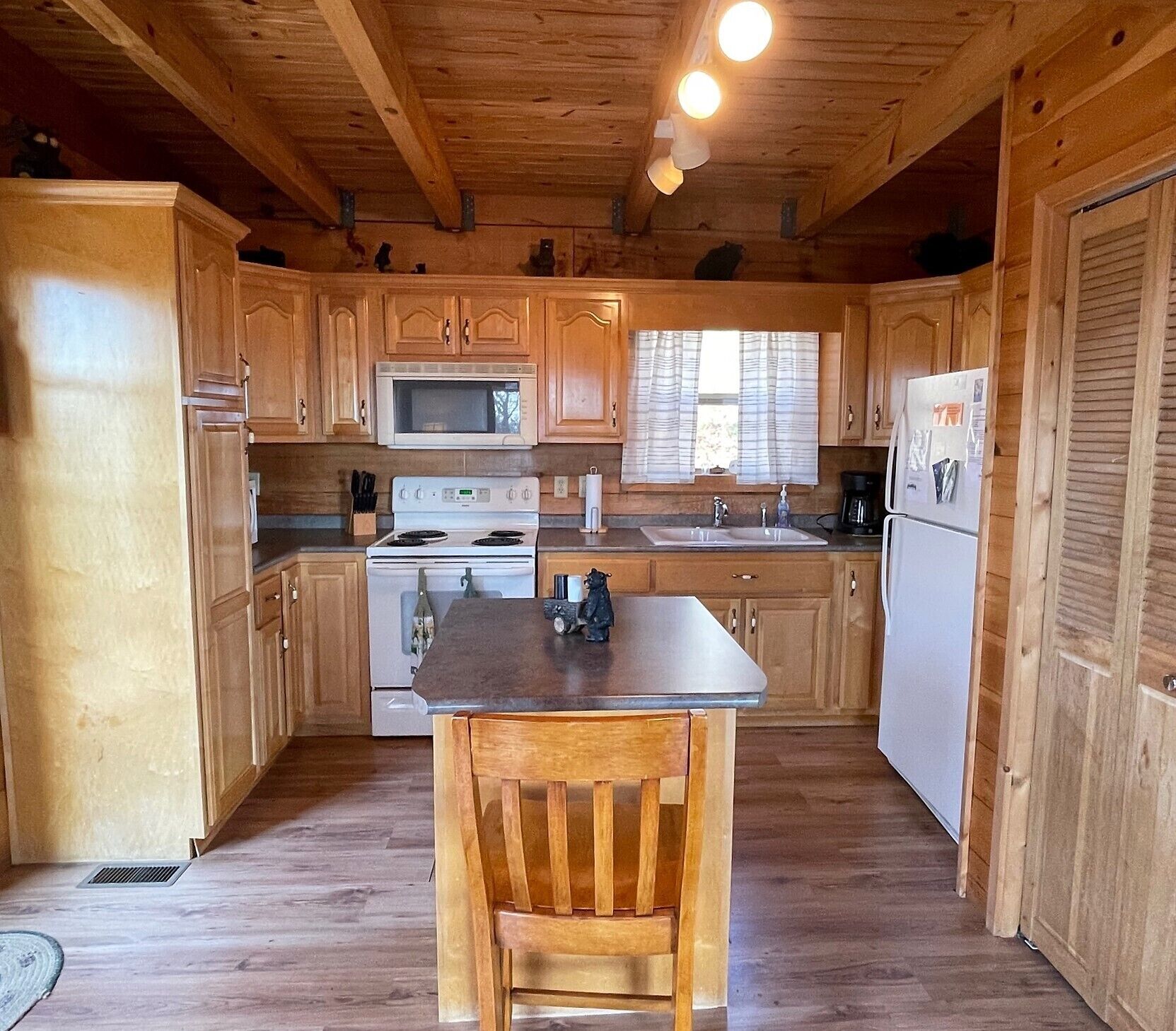 Hillside Hideaway - log cabin in the woods