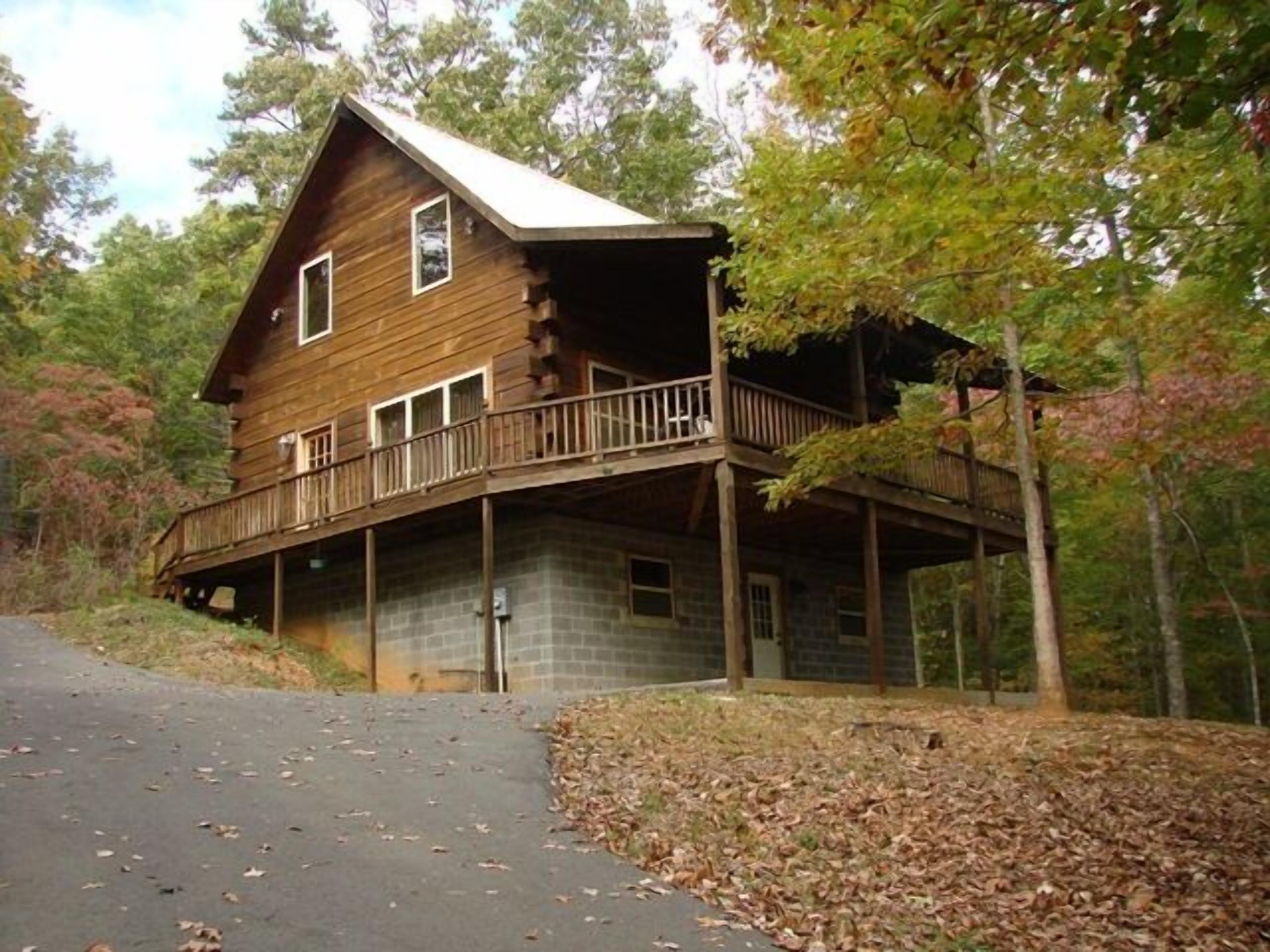Hillside Hideaway - log cabin in the woods