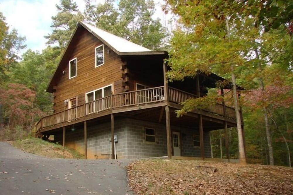 Hillside Hideaway - log cabin in the woods