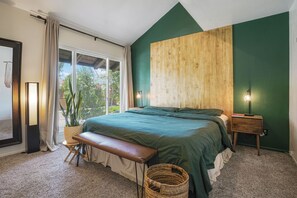 2 bedrooms, desk, WiFi, bed sheets