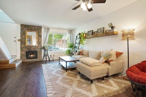 Smart TV, fireplace, books, computer monitors - Cozy and modern townhome in Aurora, 5min from highway ! (Aurora)