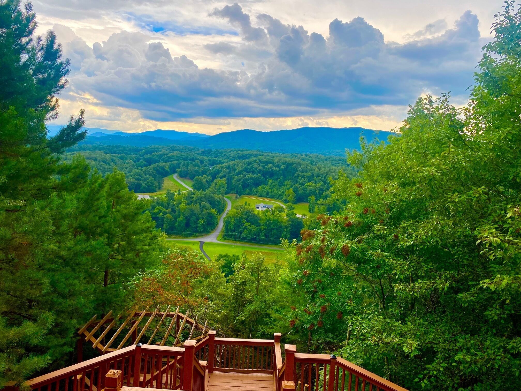 Smokey Mountain Dreaming - mountain views, hot tub & much more!!