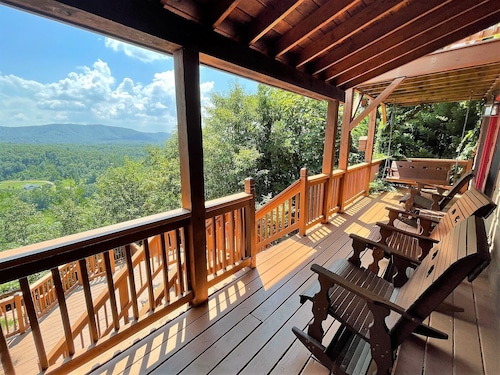 Smokey Mountain Dreaming - mountain views, hot tub & much more!!