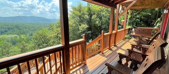 Smokey Mountain Dreaming - mountain views, hot tub & much more!!