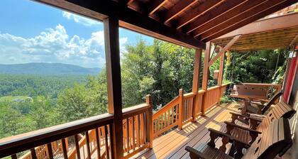Smokey Mountain Dreaming - mountain views, hot tub & much more!!