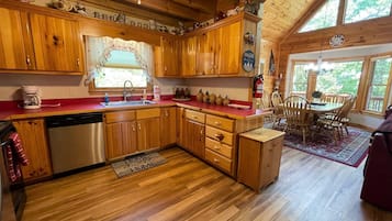 Coffee/tea maker, cookware/dishes/utensils