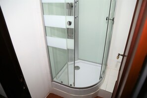New Green | Bathroom | Shower, hydromassage showerhead, hair dryer, bidet - Aej Guest House (Lisbon)