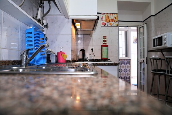 Orange Room | Shared kitchen | Fridge, microwave, toaster, cookware/dishes/utensils