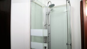 Orange Room | Bathroom shower - Aej Guest House (Lisbon)