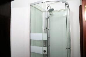 Orange Room | Bathroom shower - Aej Guest House (Lisbon)