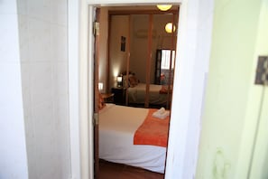 Orange Room | 1 bedroom, free WiFi