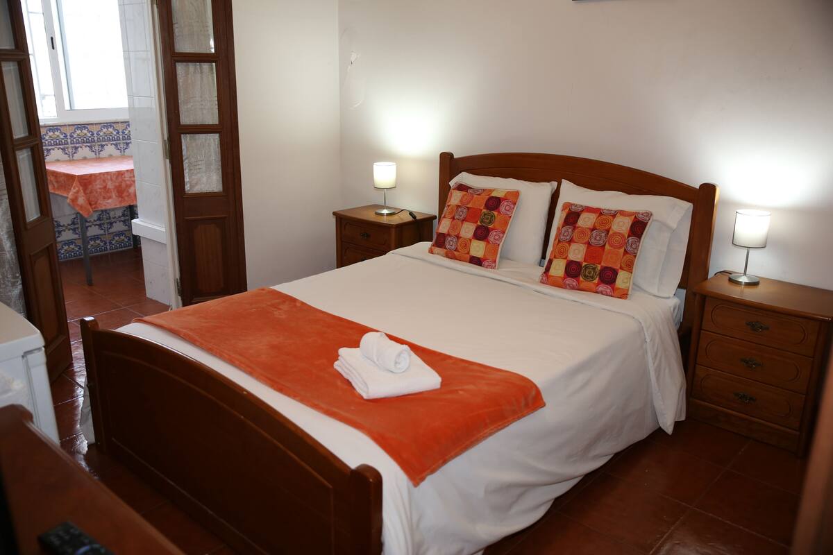 Orange Room | WiFi (free)