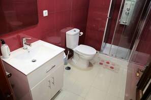 Doccia, doccia idromassaggio, asciugacapelli, bidet