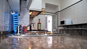 New Green | Shared kitchen - Aej Guest House (Lisbon)