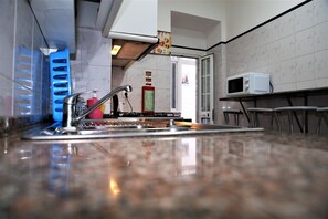 New Green | Shared kitchen | Fridge, microwave, toaster, cookware/dishes/utensils - Aej Guest House (Lisbon)