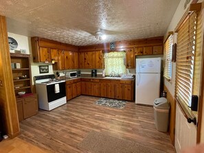 Coffee/tea maker, cookware/dishes/utensils