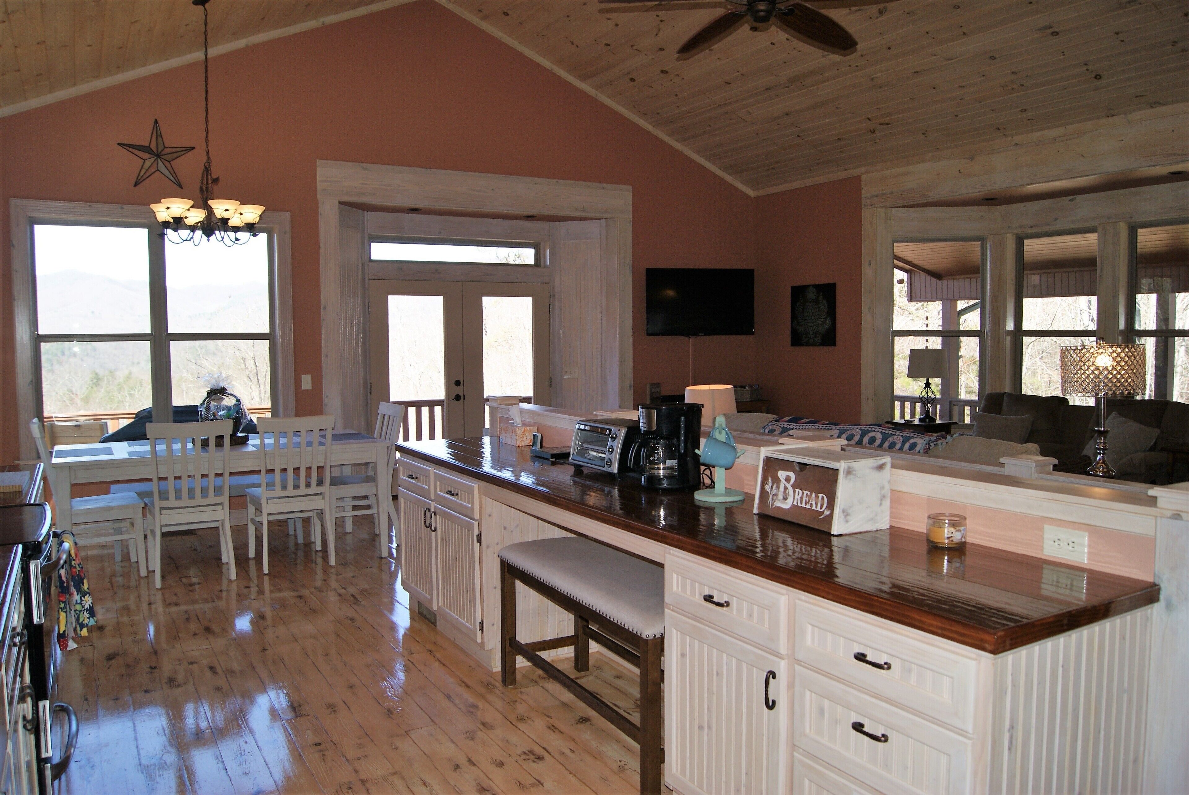 Campfire Mountain - mountain views & fire pit