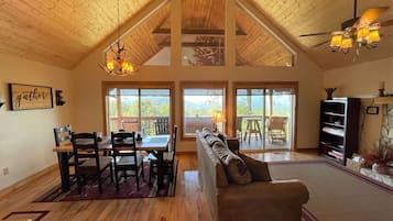 Télévision à écran plat, cheminée