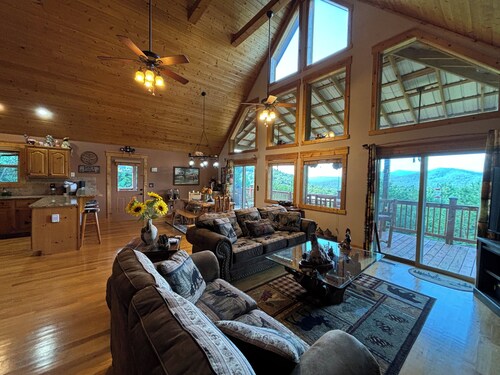 Smokies View - private chalet with mountain views