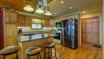 CafetiĂšre/bouilloire, batterie de cuisine, vaisselle et ustensiles