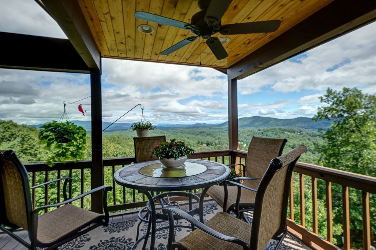 Longview - long range mountain views, gated community & paved roads!