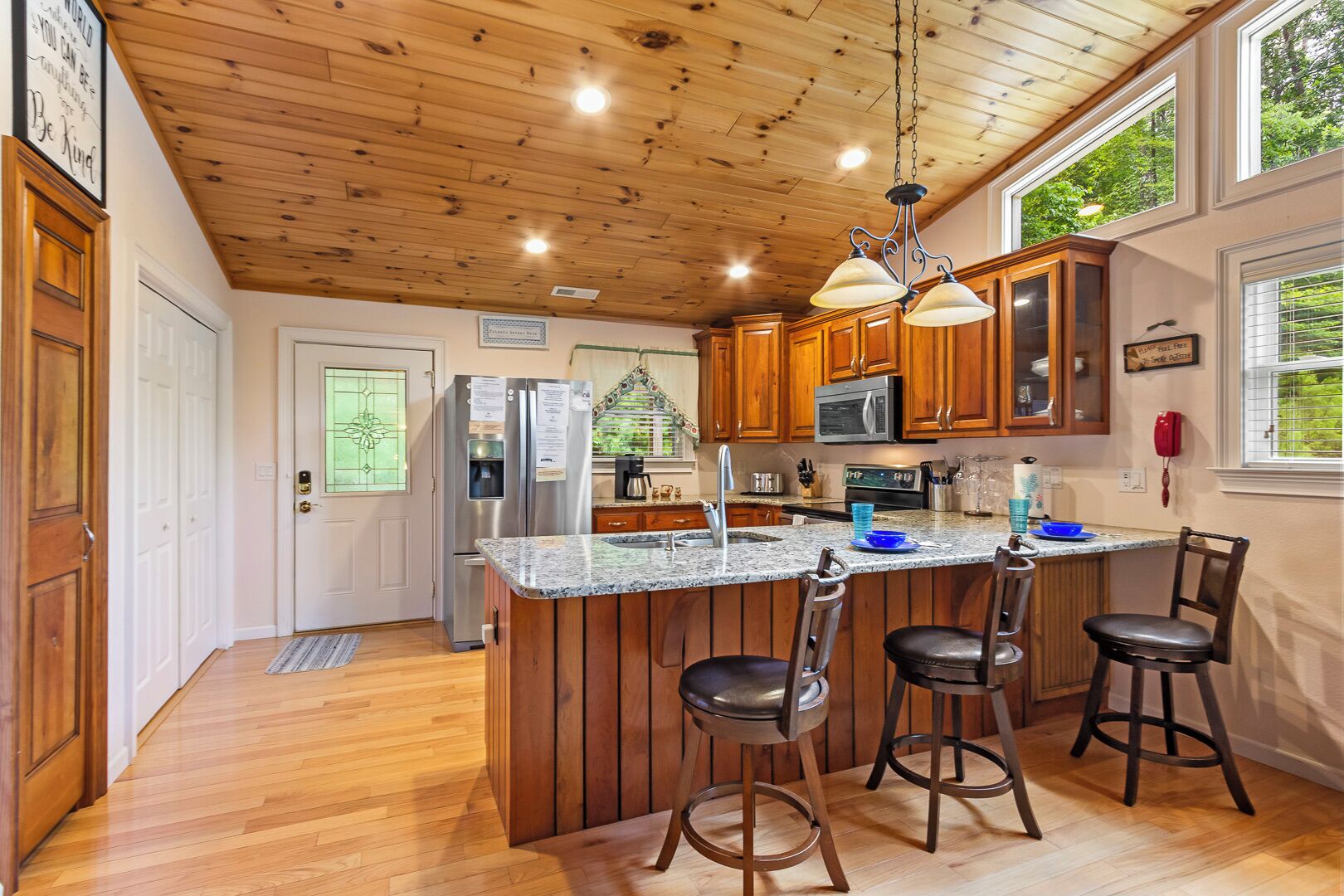 Kaffe-/temaskine, køkkentøj/tallerkener/redskaber