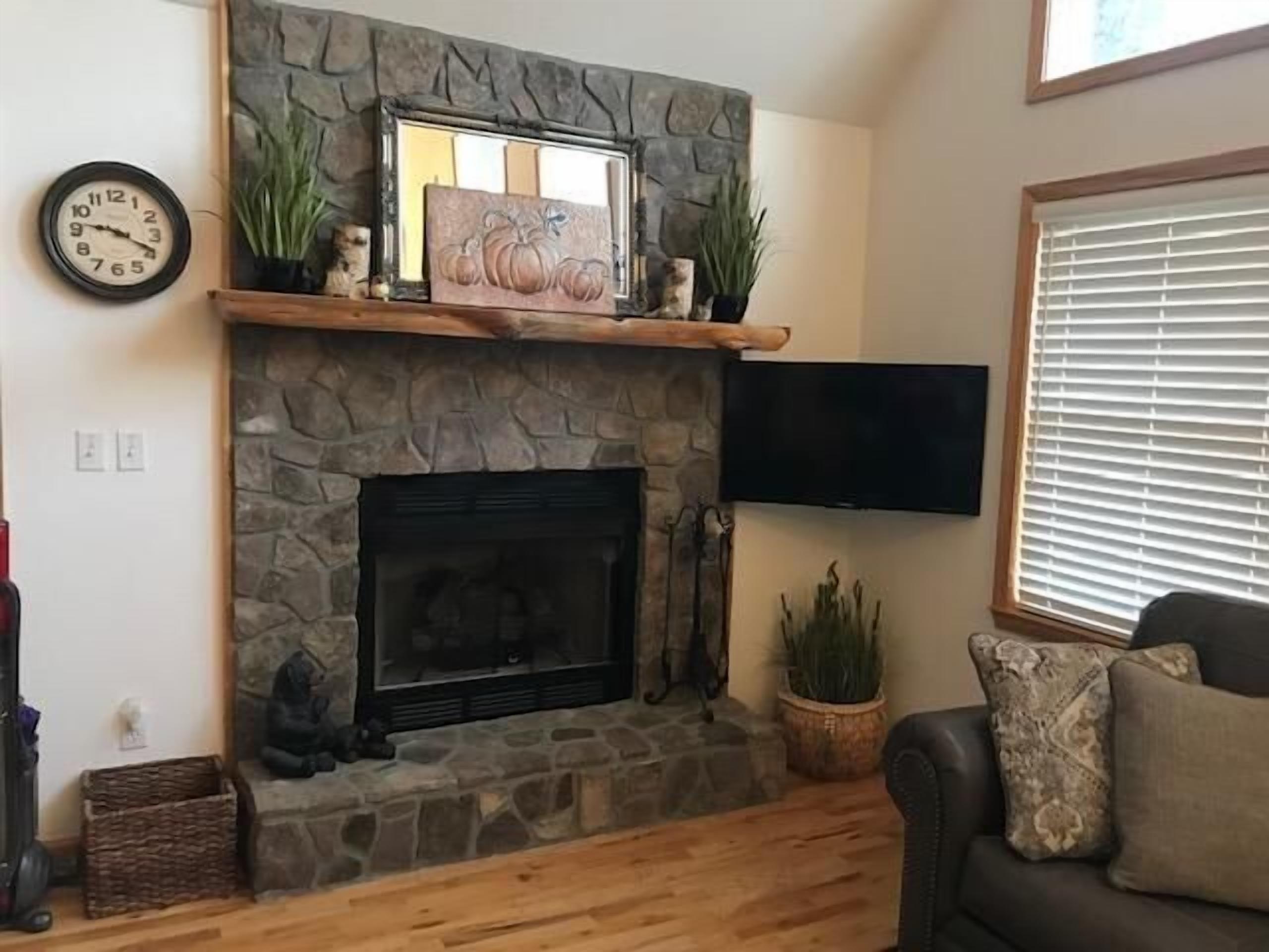 Prairie Retreat - Mountain Chalet With Easy Access!