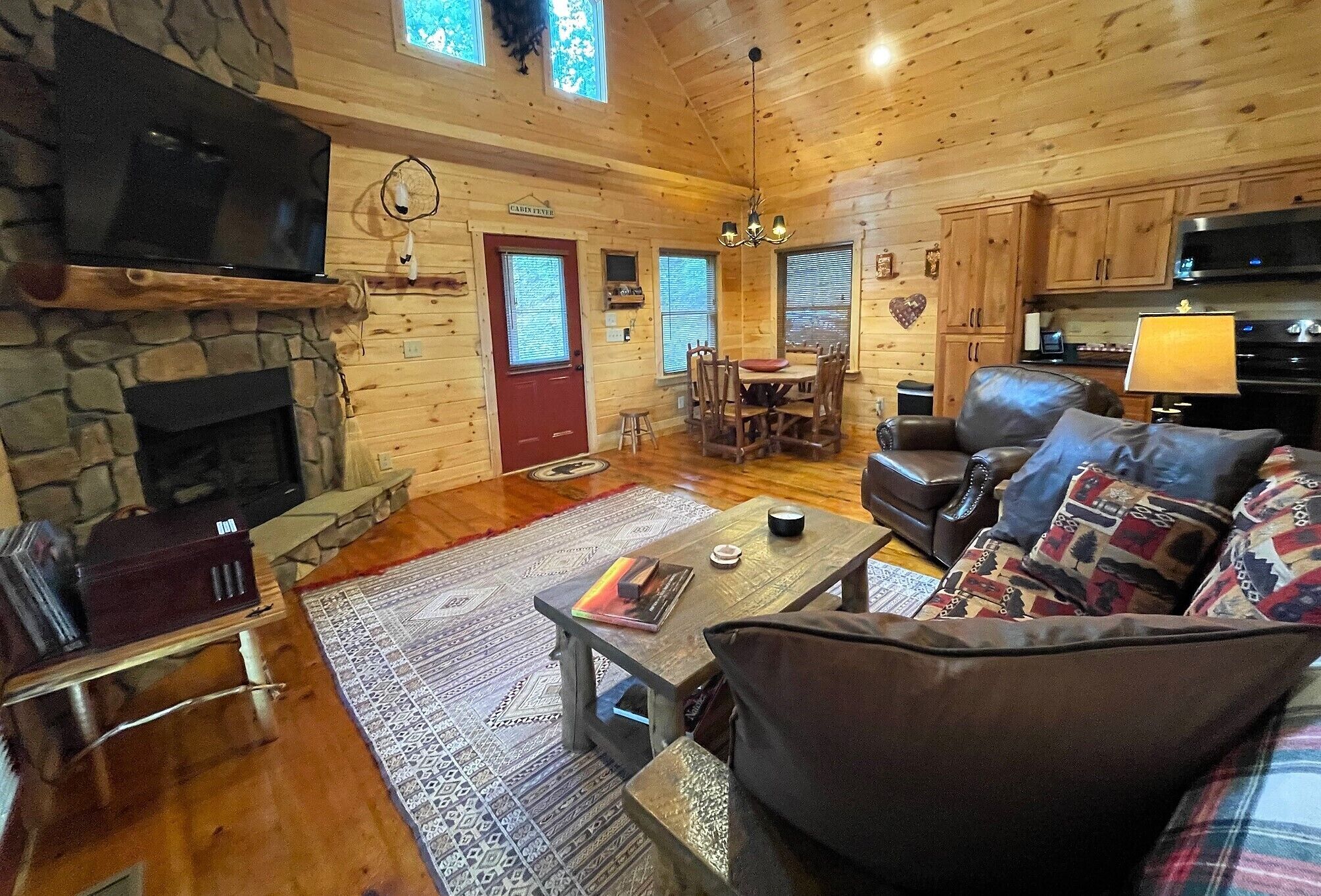 Red Door Cabin - couples delight!