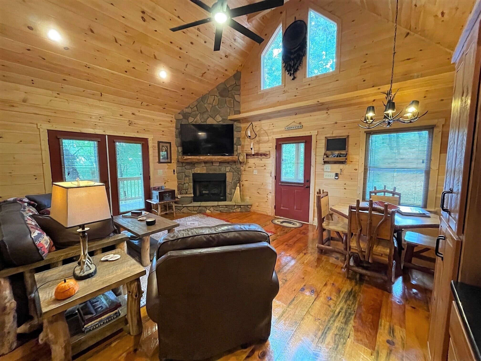 Red Door Cabin - couples delight!