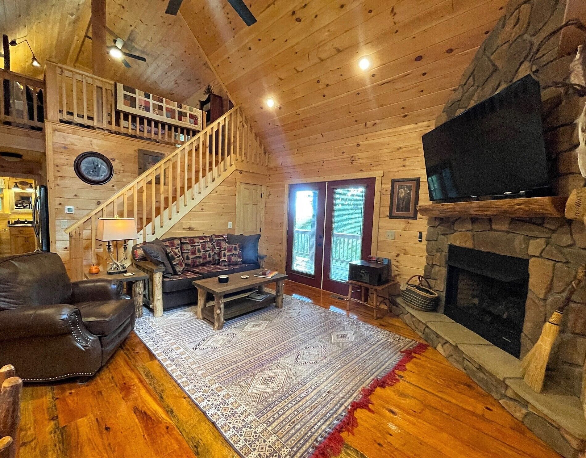 Red Door Cabin - couples delight!