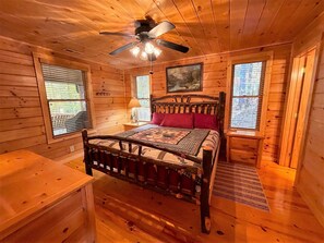 2 bedrooms, internet - Hemlock Heaven - wooded setting with easy access (Murphy)