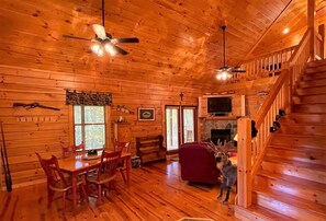 Fireplace, foosball - Hemlock Heaven - wooded setting with easy access (Murphy)