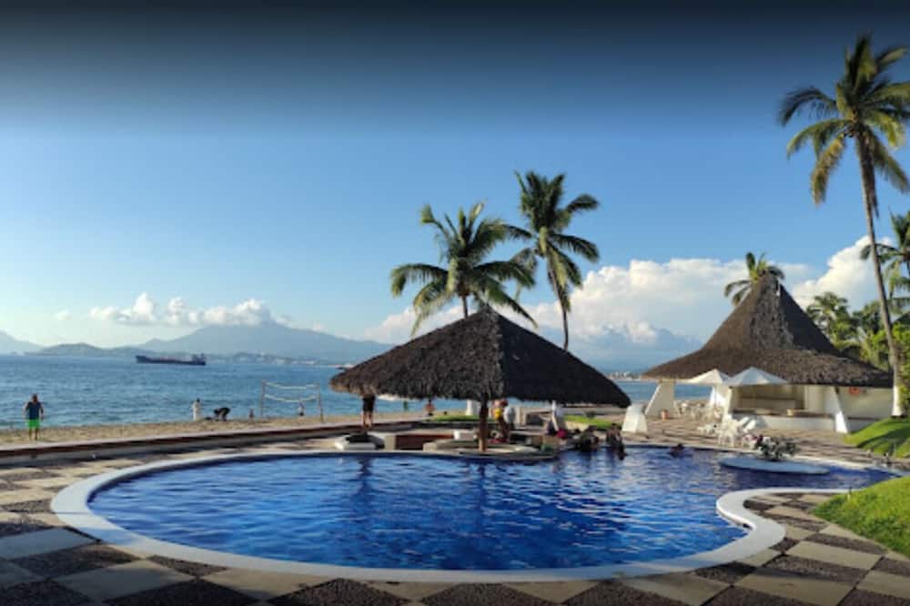 Beautiful beachfront 2BR 2BA condo w\/pool, patio & sunsets!