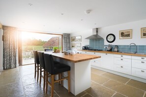 Microwave, oven, stovetop, dishwasher - Riverside Retreat - Luxury Cottages (Bideford)