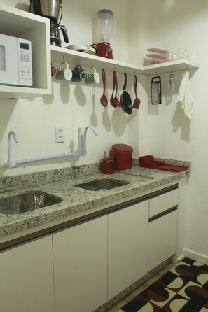 Coffee/tea maker, dining tables