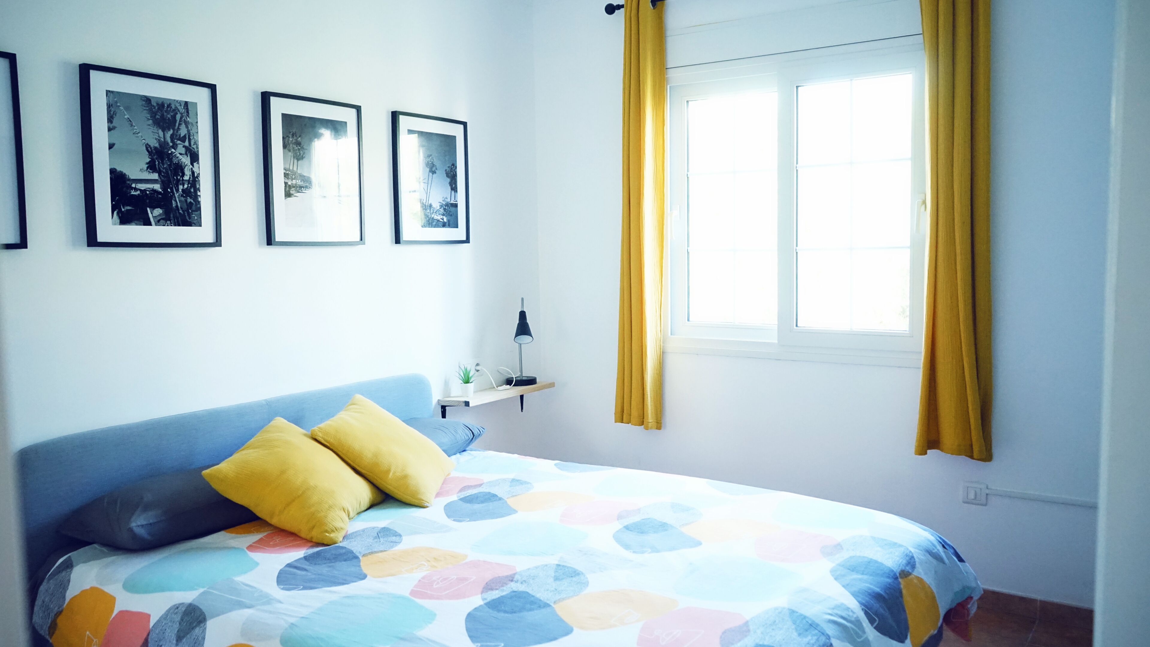 1 quarto, ferros/tábuas de passar roupa, berço de viagem