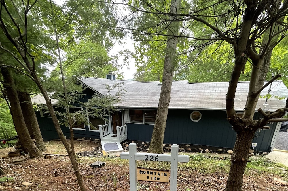 Peaceful Retreat Steps From Ellijay! Hot Tub, Fire Pit, Room for 6, Back Porch