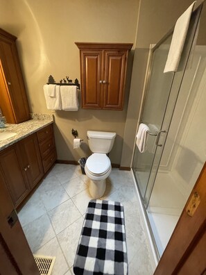 Kombinert dusj/badekar, håndklær, såpe og sjampo