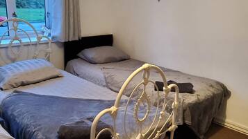 2 bedrooms, iron/ironing board, free WiFi, bed sheets