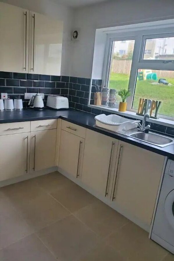 Réfrigérateur, micro-ondes, four, bouilloire électrique