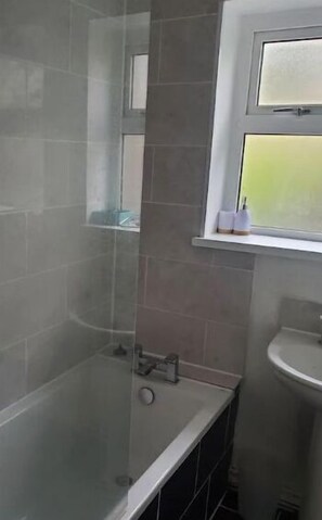 Kombination af bruser/badekar, håndklæder, Sæbe, Toiletpapir