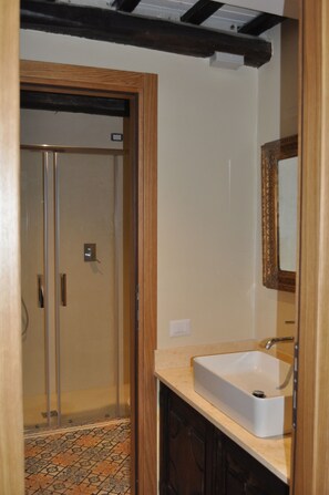 Shower, bidet - Mario's apartment in the historic center with t two terraces (Cagliari)