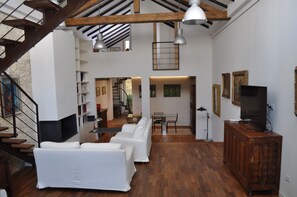 Living area - Mario's apartment in the historic center with t two terraces (Cagliari)